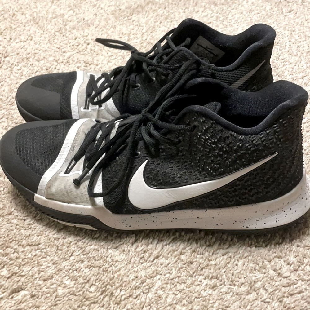 These are Nike Kyrie Irving‘s basketball shoes been worn still in good condition